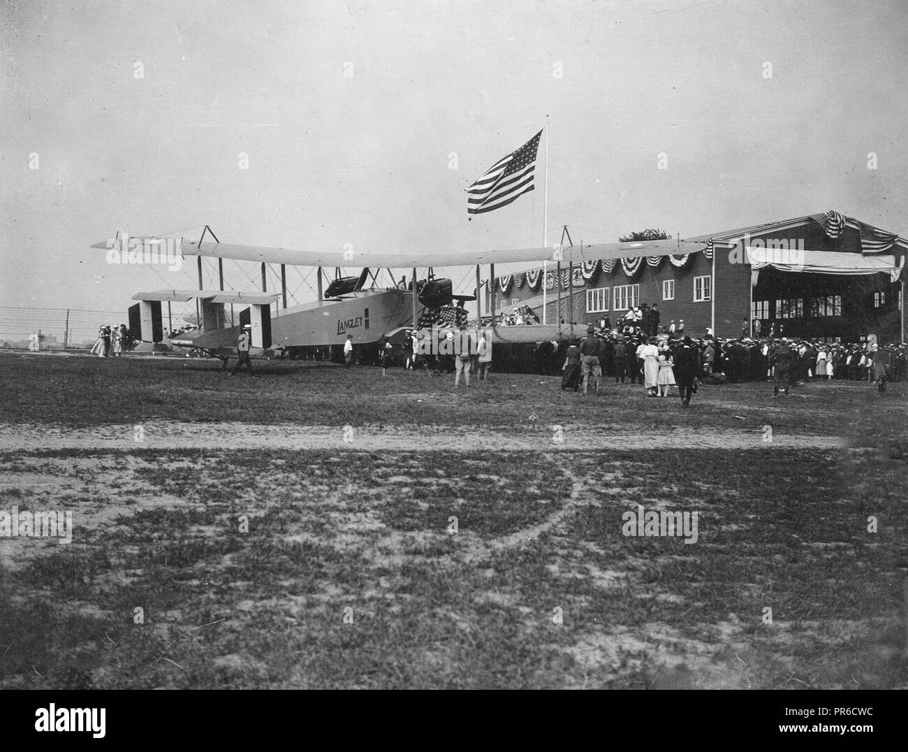 1917-1919  The Handley-Page Aero Langley beside the hangar before her trial trip, Elizabeth, N.J Stock Photo