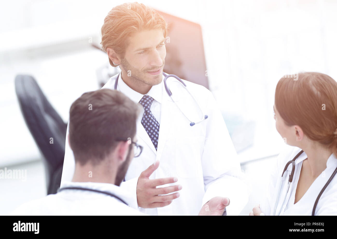 Medical doctor speaking to group hi-res stock photography and images ...