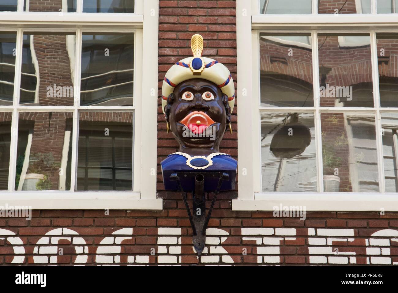 bal strottenhoofd Shinkan A gaper (a stone or wooden head of a Moor on the front of a Dutch building  to indicate it's a pharmacy) over Drogisterij Het Heertje in Amsterdam  Stock Photo - Alamy