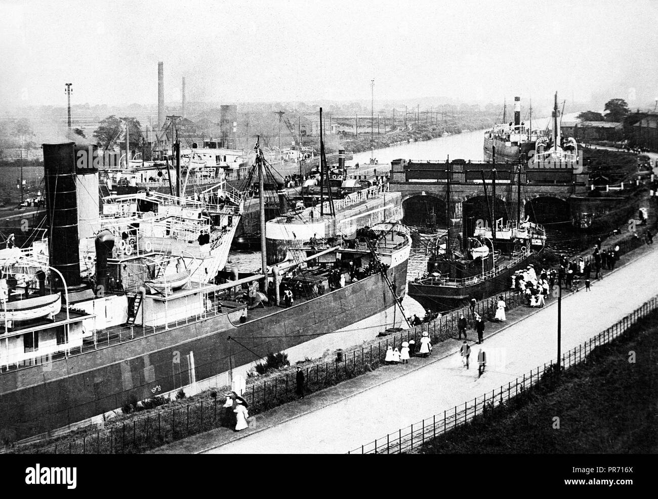 Latchford Locks, Manchester Ship Canal in Warrington early 1900s Stock