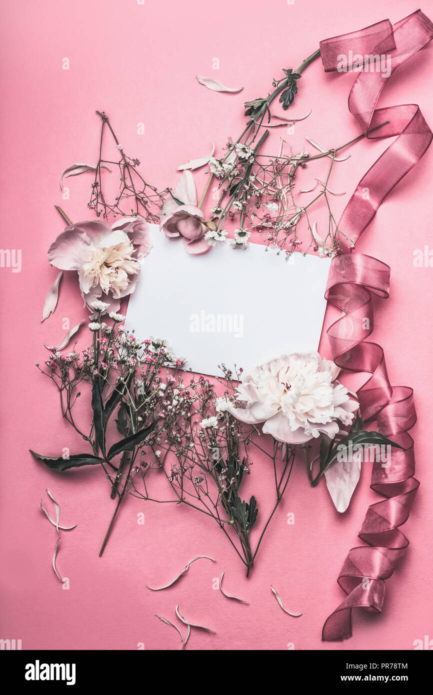 Bạn yêu thích màu hồng và muốn sử dụng chúng trong trang cá nhân của mình? Hãy đến với chúng tôi, chúng tôi có một hình nền màu hồng thật đặc biệt với hoa và cánh hoa sắp xếp xung quanh tờ giấy trống để bạn dễ dàng thêm nét tươi sáng và độc đáo cho trang cá nhân của mình.