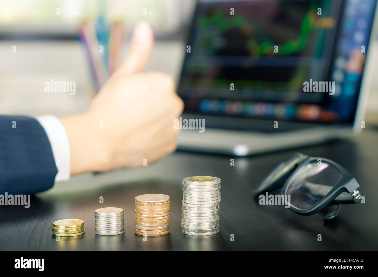 Business graph thumb up hi-res stock photography and images - Alamy