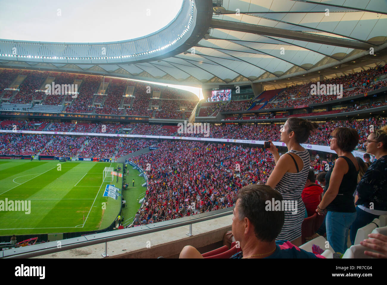 Wanda metropolitano fans hi-res stock photography and images - Alamy