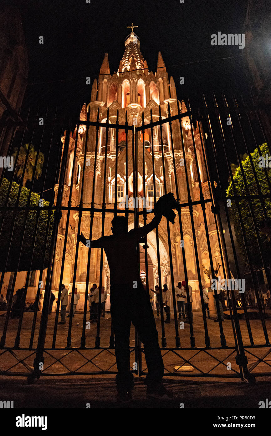 San Miguel de Allende, Mexico. 29th Sept 2018. A man stands defiantly at the gates of San Miguel Archangel Arcángel church known locally as the Parroquia, as he taunts the guardians inside at the start of the La Alborada festival September 29, 2018 in San Miguel de Allende, Mexico. The festival celebrates the cities patron saint with a two hour-long firework battle at 4am representing the struggle between Saint Michael and Lucifer. Credit: Planetpix/Alamy Live News Stock Photo