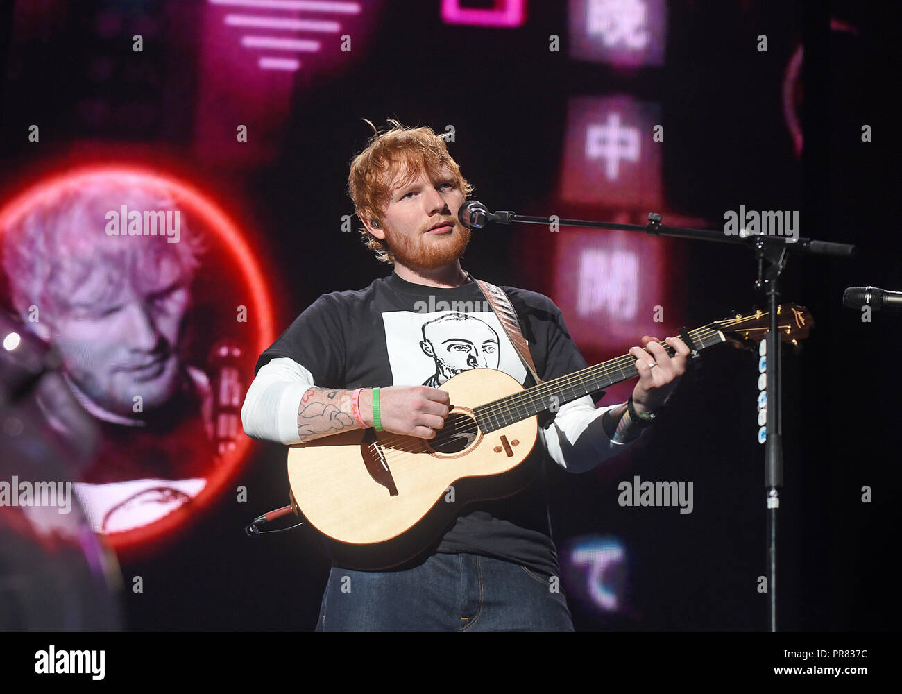 Pittsburgh, PA, USA. 29th Sep, 2018. 29 September 2018 - Pittsburgh,  Pennsylvania - Pop music star, ED SHEERAN, pays tribute to Pittsburgh  rapper MAC MILLER by wearing a t-shirt with his depicting