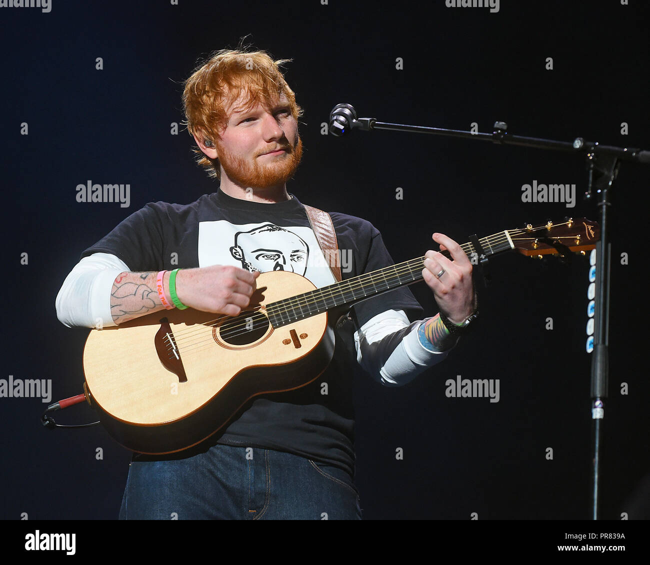 Pittsburgh, PA, USA. 29th Sep, 2018. 29 September 2018 - Pittsburgh,  Pennsylvania - Pop music star, ED SHEERAN, pays tribute to Pittsburgh  rapper MAC MILLER by wearing a t-shirt with his depicting