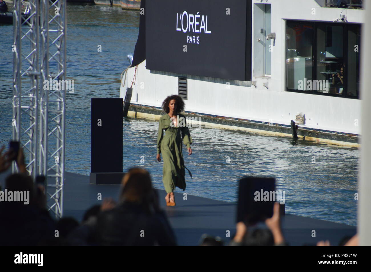 30 September 2018. Fashion week 2018. Catwalk on the water of the Seine river for the defile of LOREAL. 30 september 2018. Paris, Quai d Orsay, Pont de Solferino, Seine River. 14h.  ALPHACIT NEWIM / Alamy Live News Stock Photo