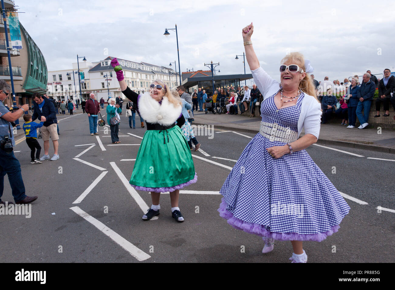 Porthcawl, UK. 30 september 2018. Rozalind Ashley-Williams ( R) and Iris Davie 79 (L) both from Porthcawl take part in thePriscilla Queen of the Prom parade which takes place on the last day of the Elvis Festival. Tens of thousands of Elvis Presley fans descend on the small Welsh seaside town of Porthcawl in South Wales for a three day major celebration of The King and to listen to Elvis tribute artists at the largest festival of it's kind in the world. Credit: Graham M. Lawrence/Alamy Live News Stock Photo