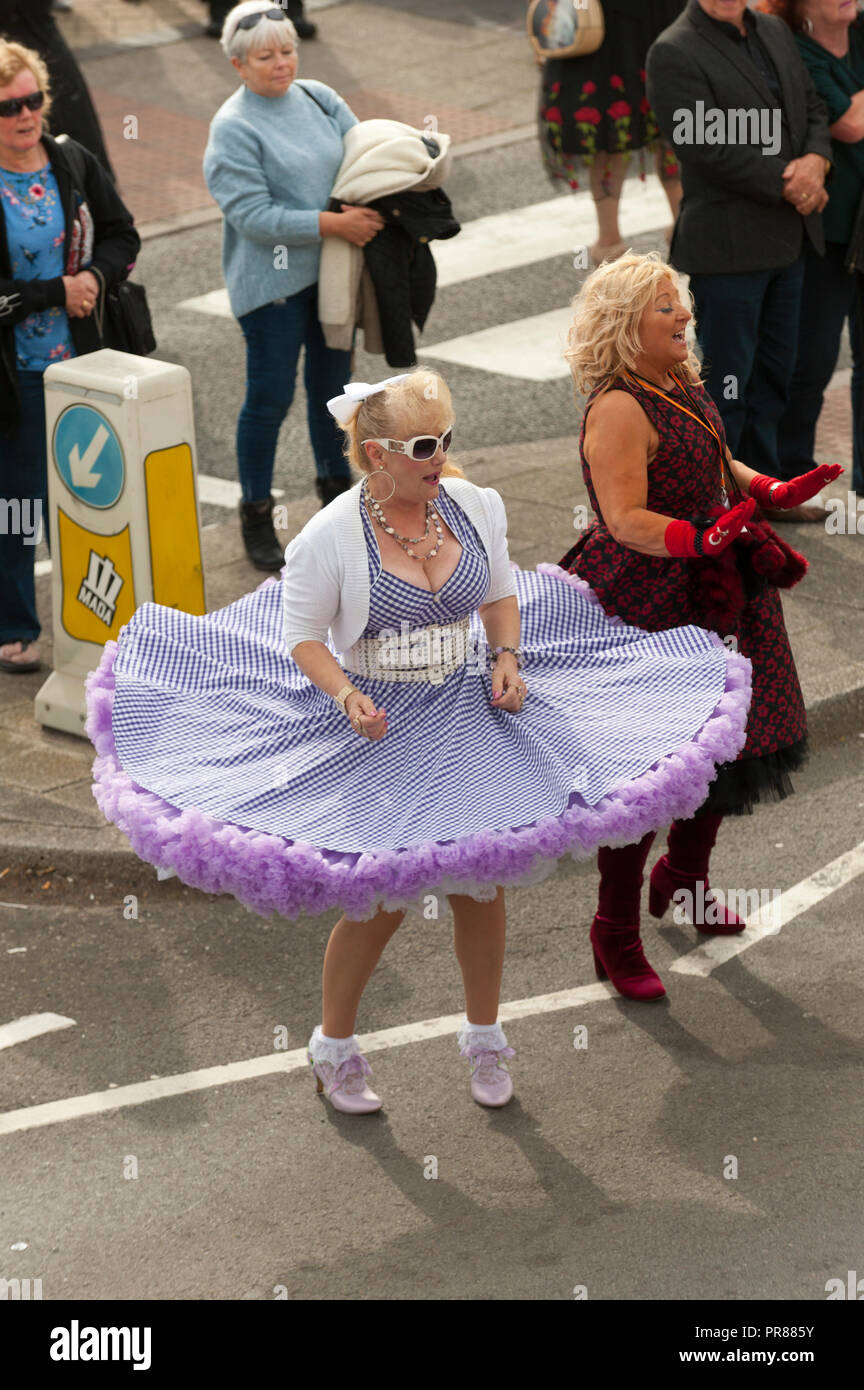 Porthcawl, UK. 30 september 2018. The Priscilla Queen of the Prom parade takes place on the last day of the Elvis Festival. Tens of thousands of Elvis Presley fans descend on the small Welsh seaside town of Porthcawl in South Wales for a three day major celebration of The King and to listen to Elvis tribute artists at the largest festival of it's kind in the world. Credit: Graham M. Lawrence/Alamy Live News Stock Photo