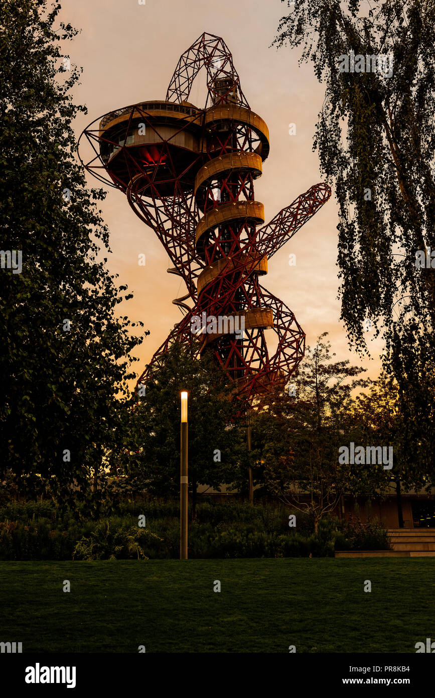 The Orbit in the Queen Elizabeth Park in London at Night Stock Photo