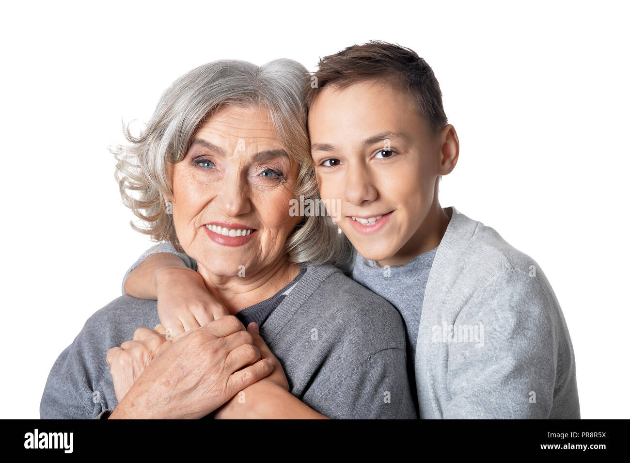 Обнимаю бабушку бабушку мою слушать. Бабушка обнимает внука. Внучка обнимает бабушку. Бабушка и внук подросток. Взрослые внуки.