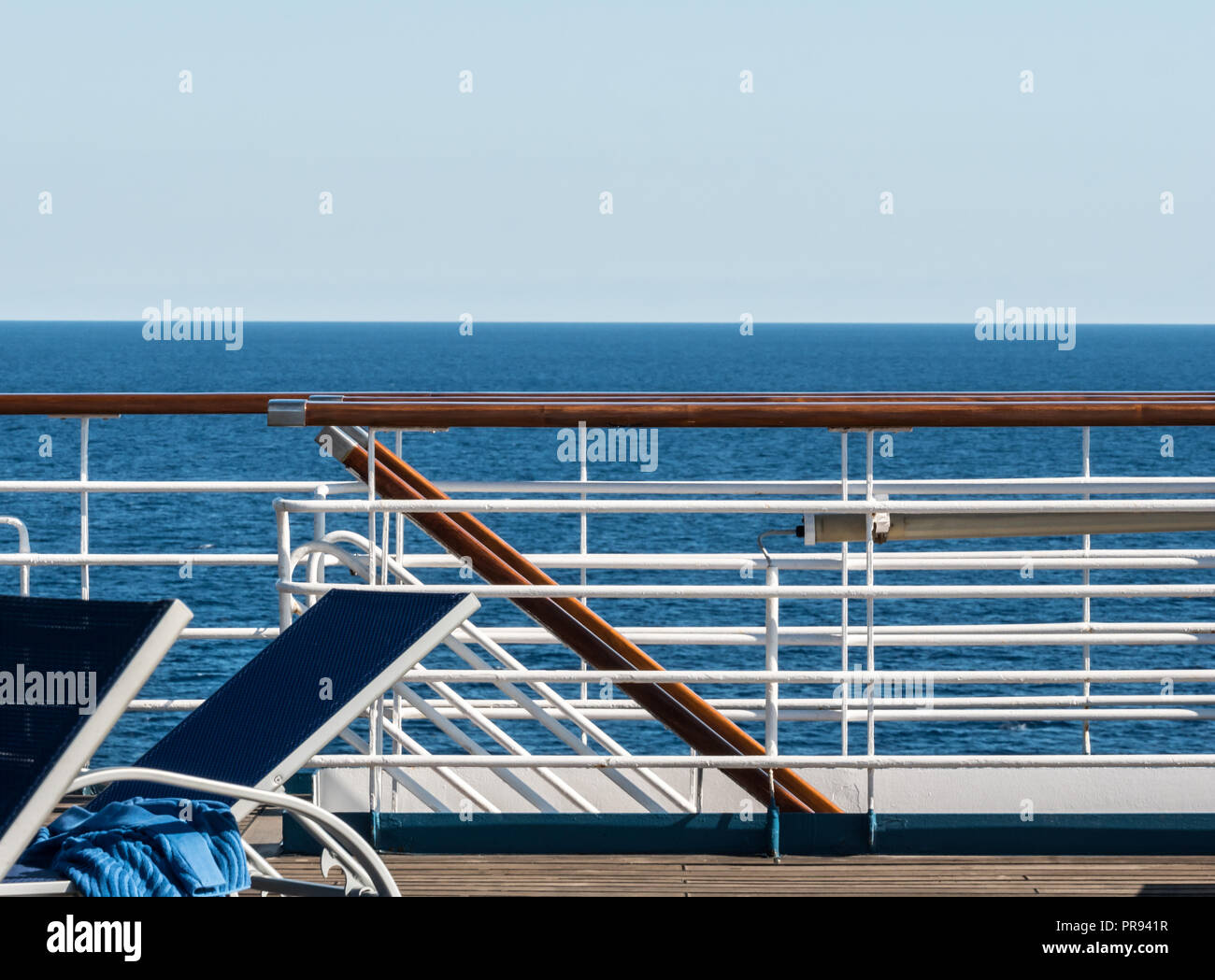 Promenade deck chairs ship hi-res stock photography and images - Alamy