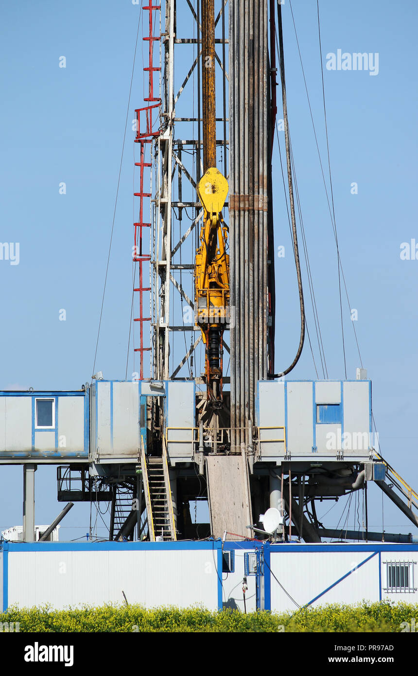 land oil drilling rig top drive system Stock Photo Alamy