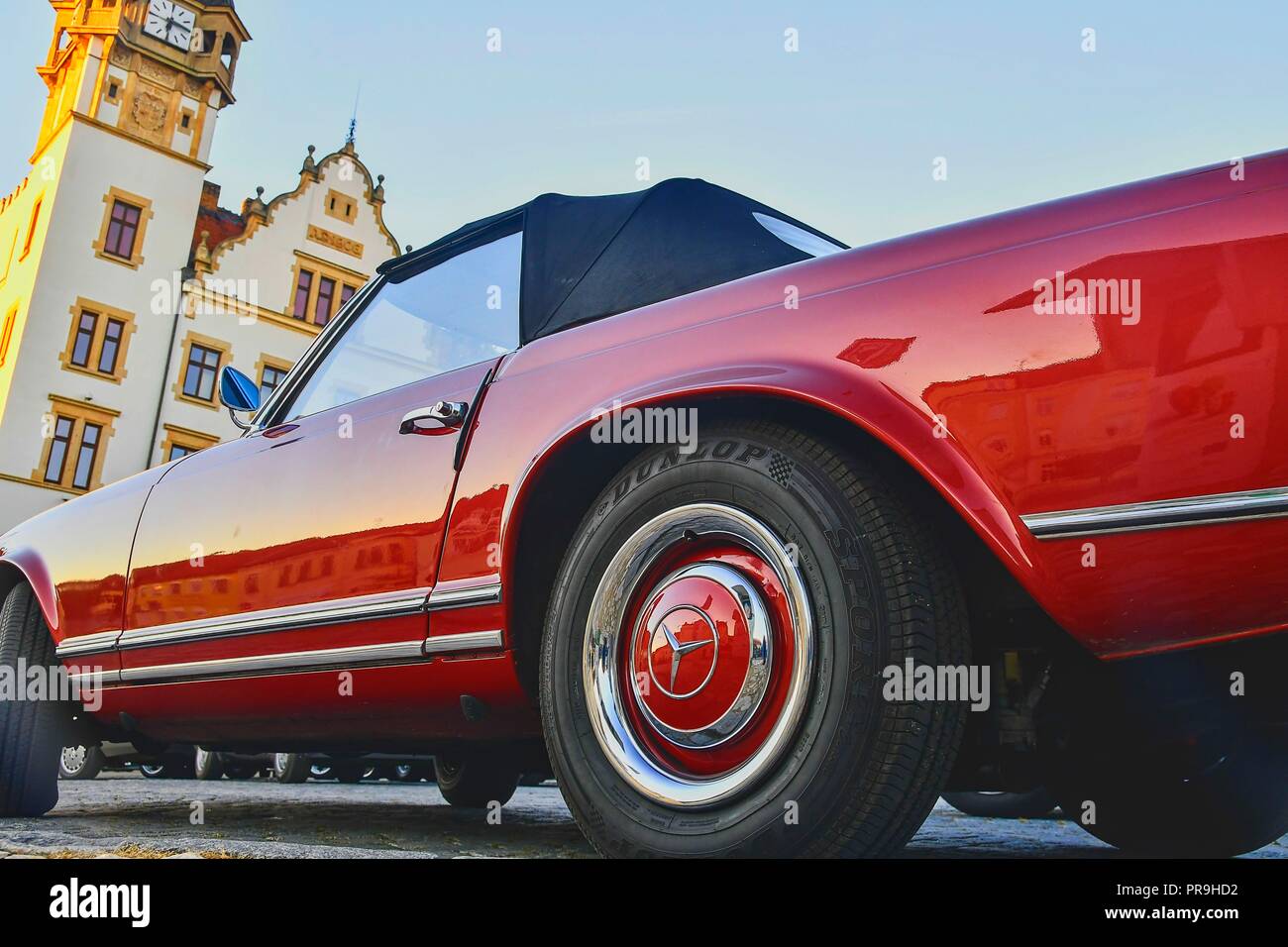 Dunlop logo hi-res stock photography and images - Alamy