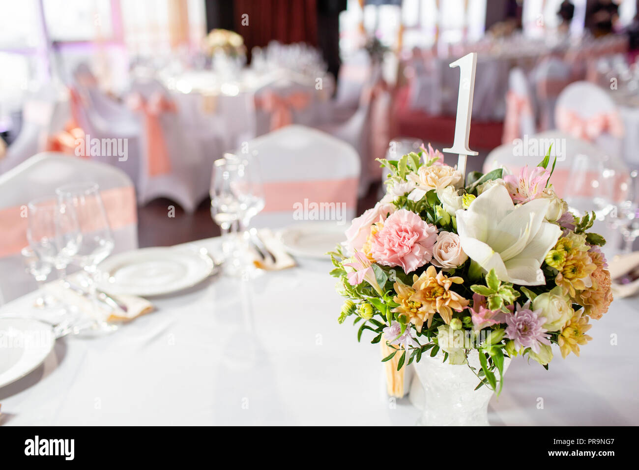 Round Table At A Luxury Wedding Reception Beautiful Flowers On