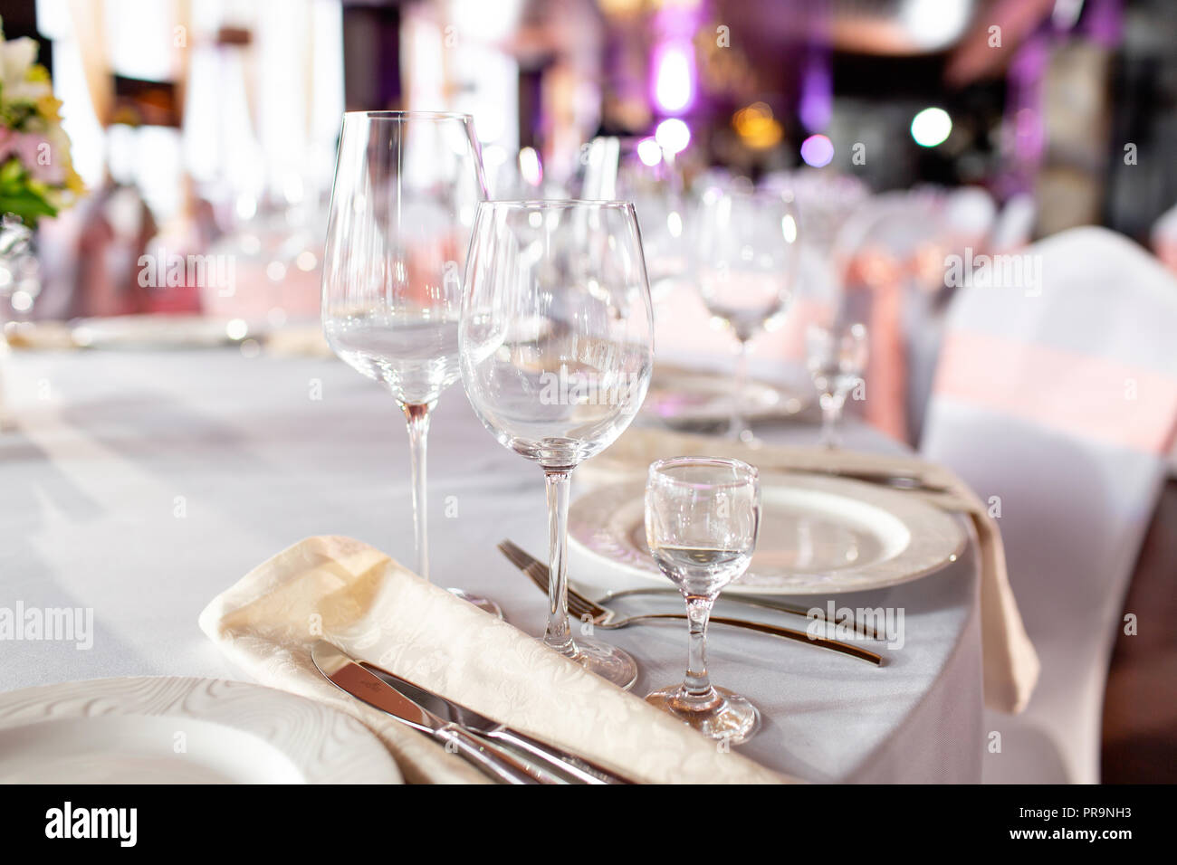 Round Table At A Luxury Wedding Reception Beautiful Flowers On