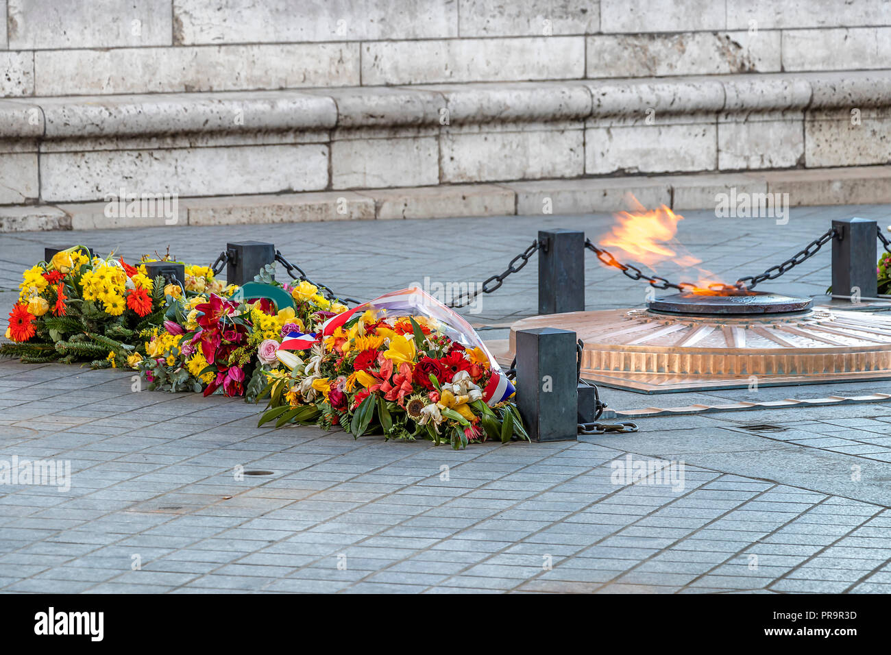Flowers And Fire Under Arc De Triomphe In Paris France Stock Photo Alamy Flowers And Fire Under Arc De Triomphe In Paris France Stock Photo Alamy