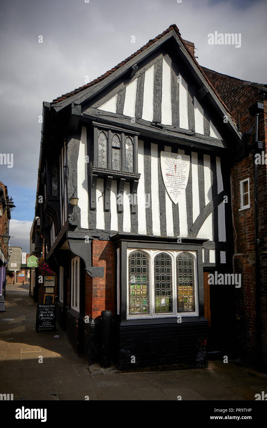 Chesterfield market town in Derbyshire, historic tudor  The Royal Oak pub in the Shambles Stock Photo