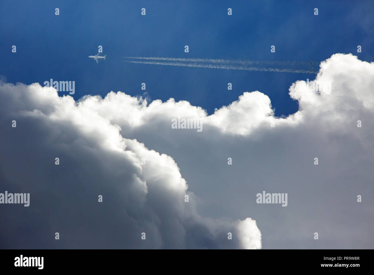 High flying airliner hi-res stock photography and images - Alamy