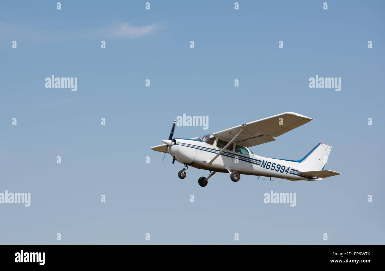 propeller plane flying Stock Photo Alamy