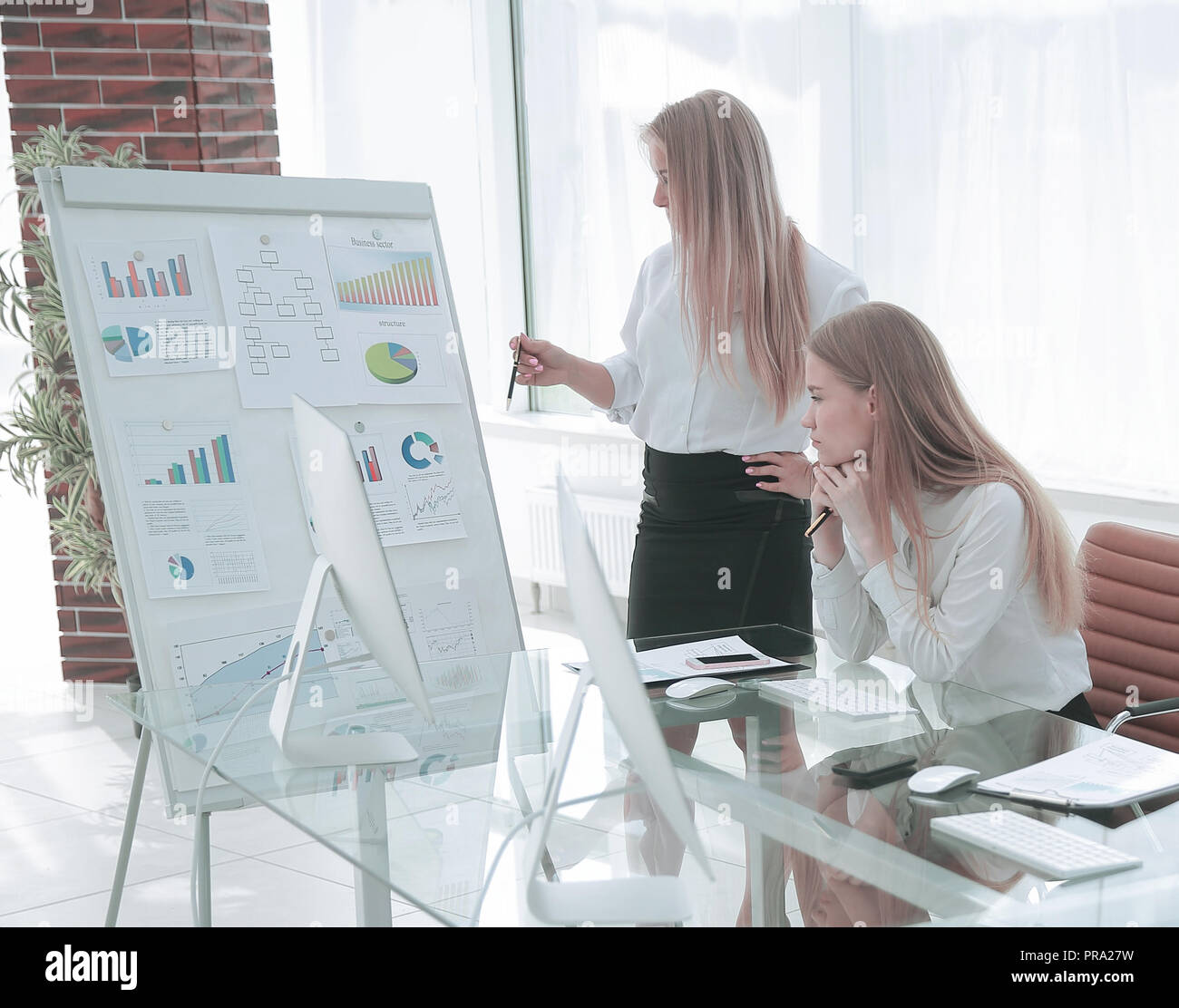 Presenting Businessman board presenting charts hi-res stock photography and images ...
