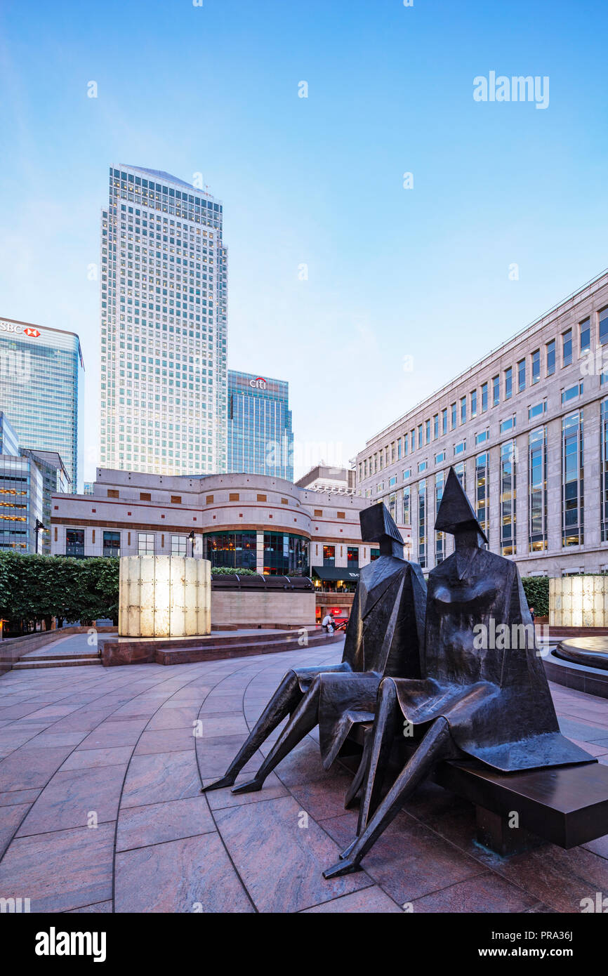 Europe, United Kingdom, England, London, Docklands, Canary Wharf, statue of 2 women,  One Canada Square building Stock Photo
