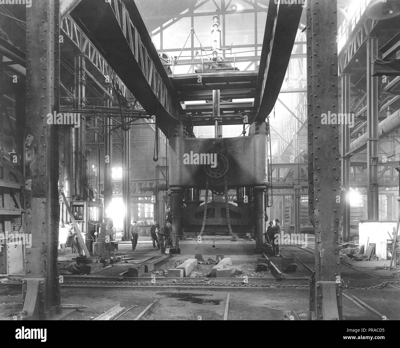 Bethlehem Steel Company, Bethlehem, PA. 7000 ton armor plate bending press Stock Photo