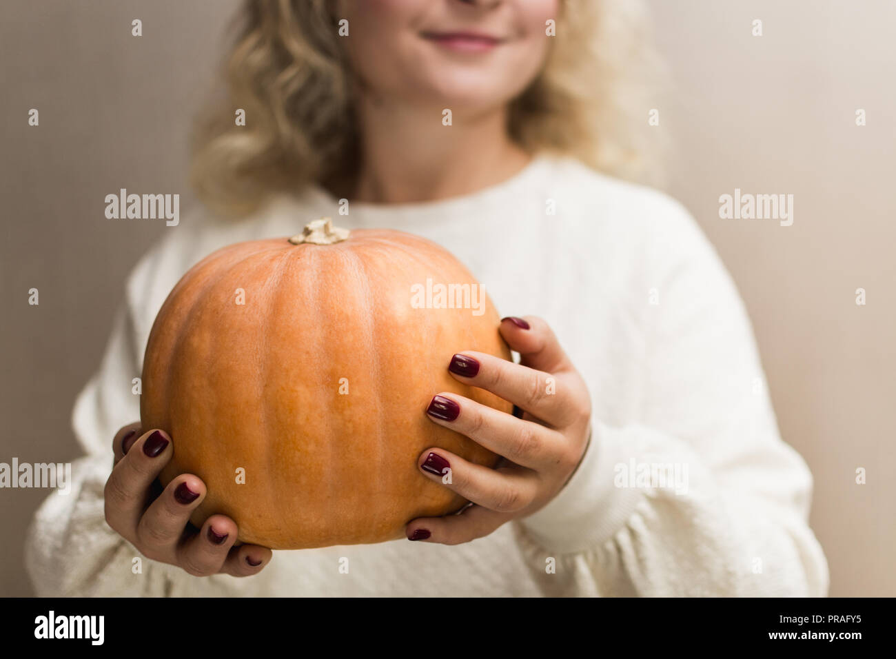Тыква в руках референс. Руки держат тыкву. Человек с тыквой в руках. Тыква в руках. Руки тыкву.