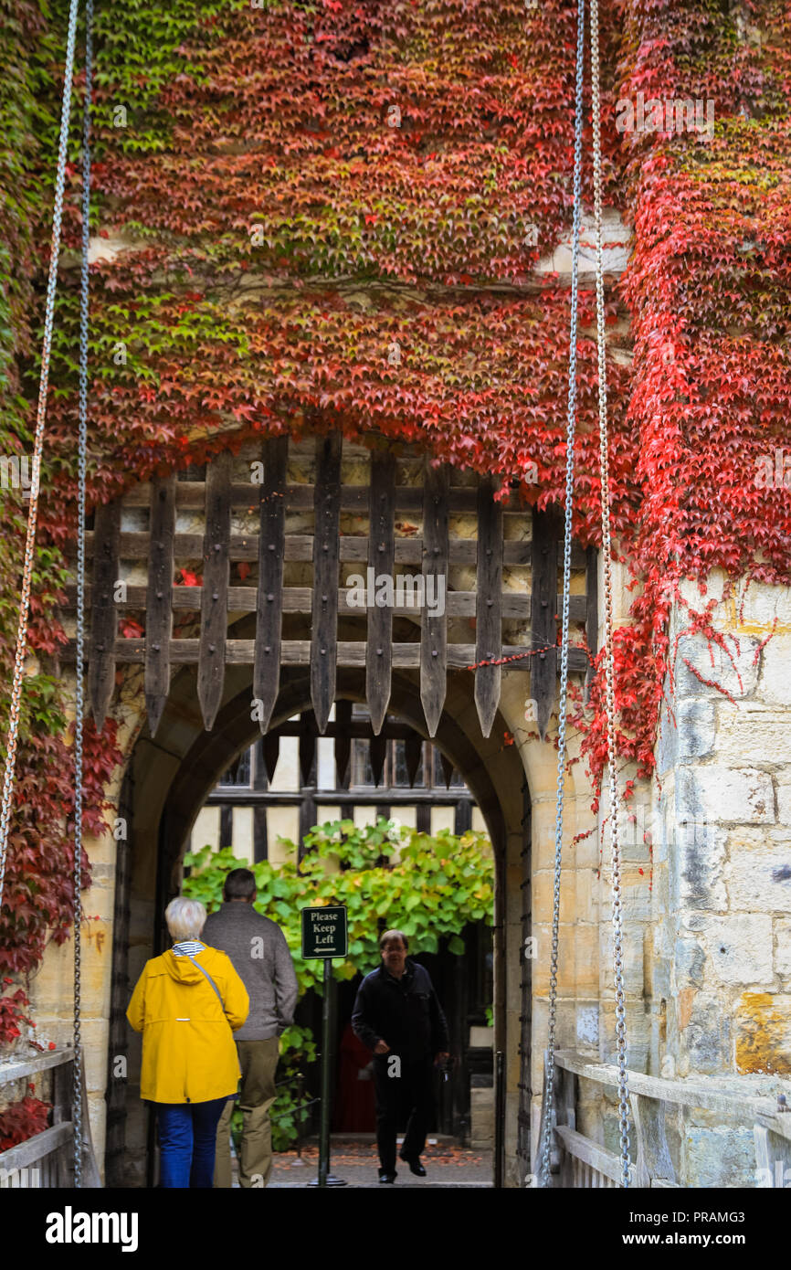 Hever Castle, Kent, UK, 30th Sep 2018. People admire the beautiful autumnal display of colourful ivy foliage on the front exterior of Hever Castle. The restored historic castle and childhood home of Ann Boleyn is now a popular tourist attraction. The mostly sunny and still warm weather brought out many visitors and hikers to the Kent countryside as colder, more changeable weather is forecast for next week. Credit: Imageplotter News and Sports/Alamy Live News Stock Photo