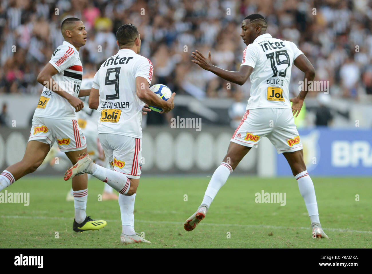 Rio De Janeiro, Brazil. 30th Sep, 2018. Gonzalo celebrates goal with ...