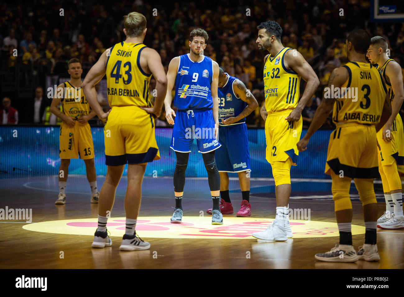 29 September 2018, Berlin: Basketball: Bundesliga, ALBA Berlin - Science  City Jena, main round, 1st matchday of the season 2018/19 in the  Mercedes-Benz Arena. Players face each other before the game kicks