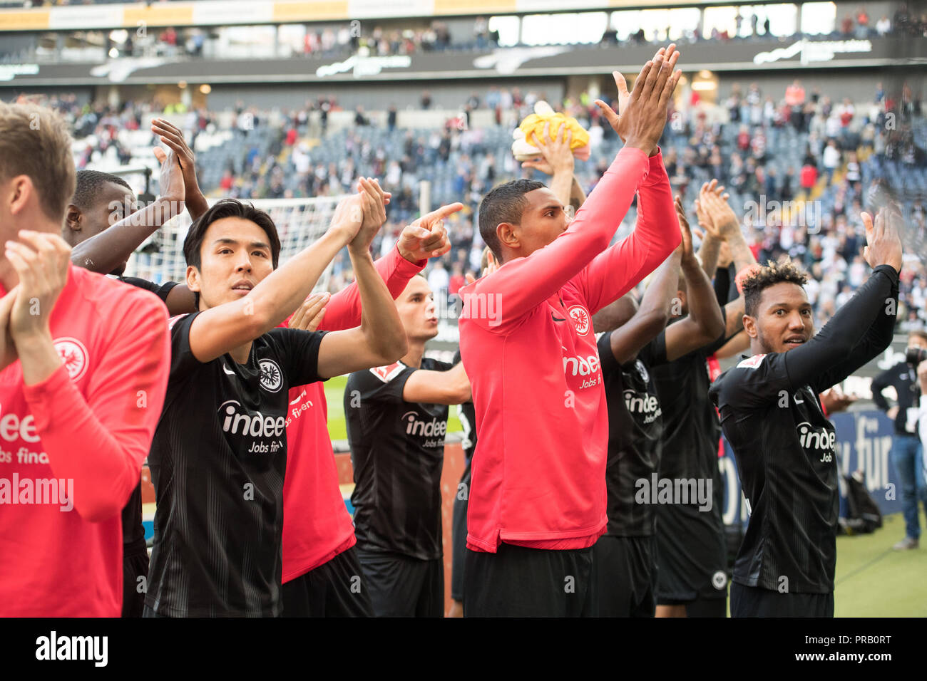 Frankfurt, Deutschland. 30th Sep, 2018. The Frankfurt players with Makoto HASEBE (l., F), Sebastien HALLER (mi., F) and Jonathan DE GUZMAN (r., F) cheer to the fans, jubilation, cheer, cheering, joy, cheers, celebrate, final jubilation, half figure, half figure, landscape, Soccer 1. Bundesliga, 6. matchday, Eintracht Frankfurt (F) - Hanover 96 (H) 4: 1, on 30/09/2018 in Frankfurt/Germany. ¬ | usage worldwide Credit: dpa/Alamy Live News Stock Photo