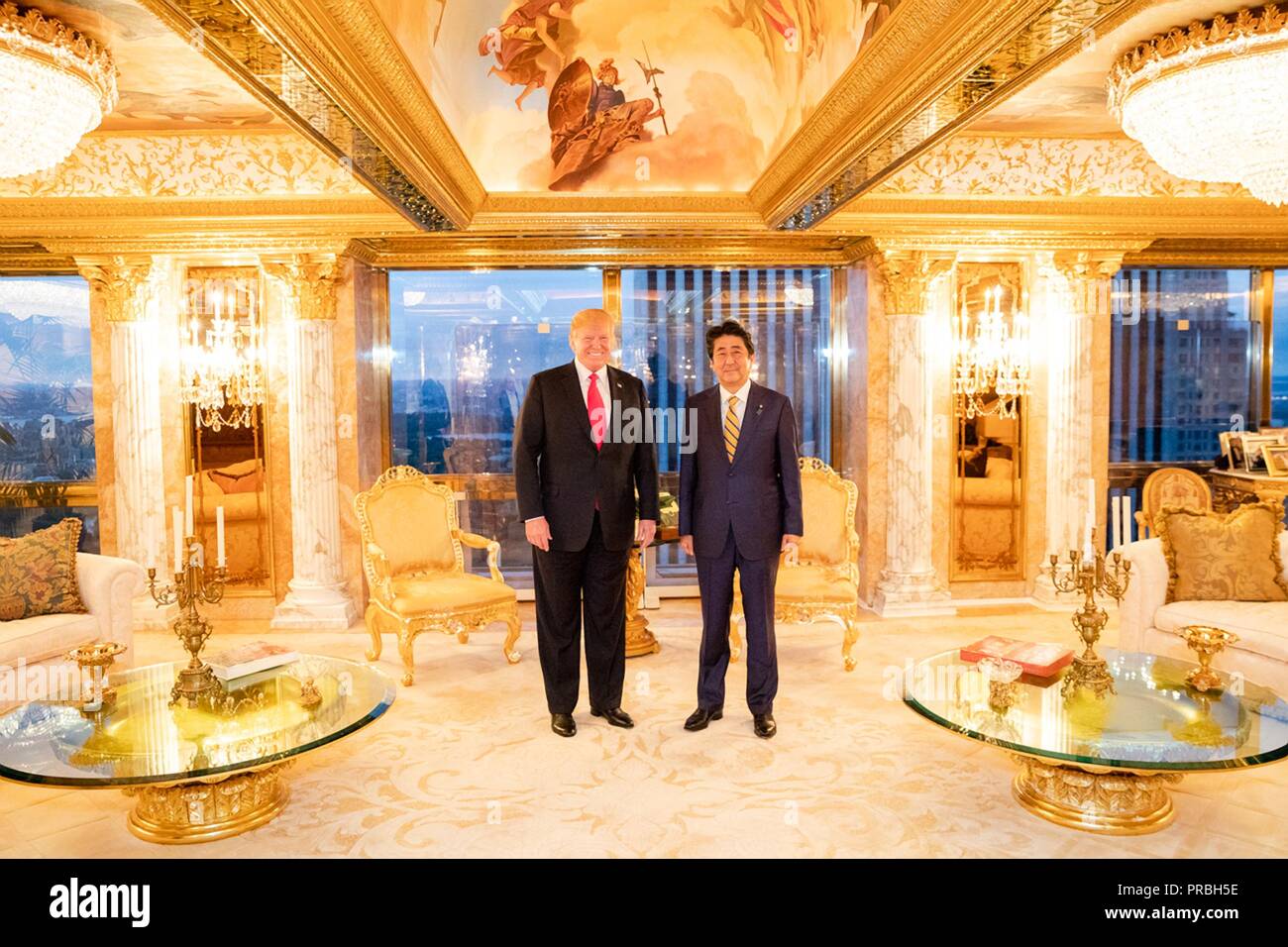 ¿Cuánto mide Shinzo Abe? - Altura - Real height Us-president-donald-trump-poses-with-japanese-prime-minister-shinzo-abe-during-a-working-dinner-at-trumps-personal-residence-in-at-trump-tower-september-23-2018-in-new-york-new-york-PRBH5E