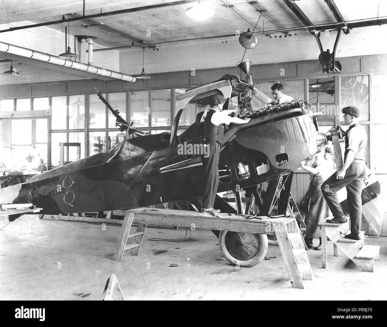 1918 - Manufacturing Le Pere Liberty Battle Planes for the Government at the Packard Motor Car Co., Plant, Detroit, Michigan. Setting engine in plane Stock Photo
