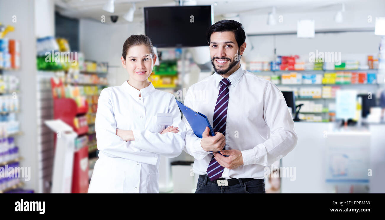Smiling pharmacist folder woman hi-res stock photography and images - Alamy