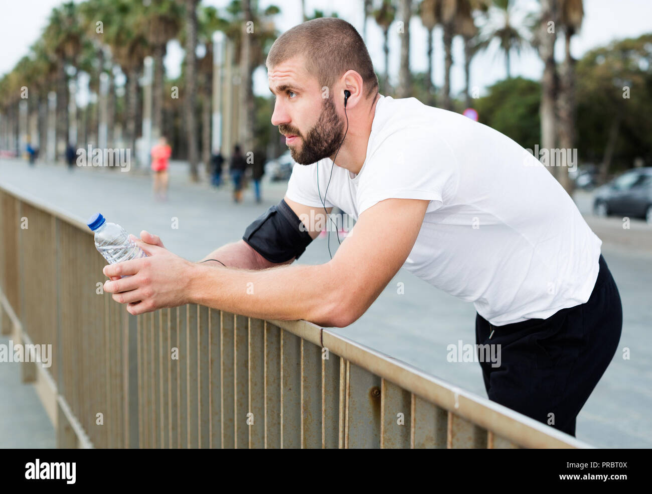 Out of breath black athlete hi-res stock photography and images - Alamy