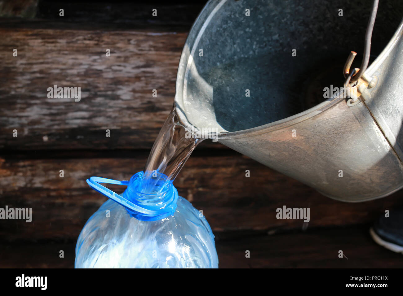 draw water from the well Stock Photo Alamy