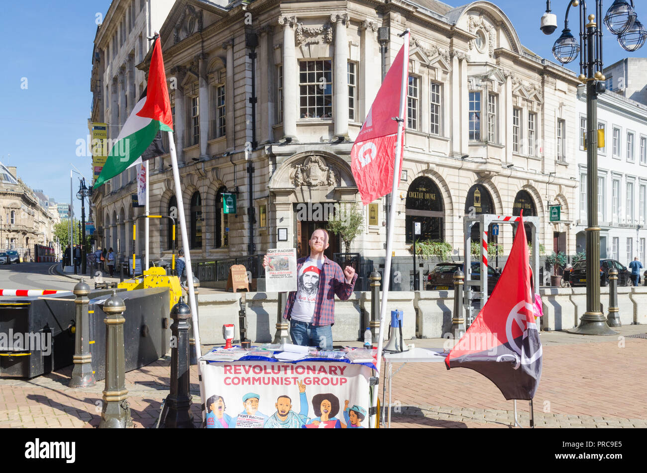 Man wearing Che Guevara t-shirt supporting Revolutionary Communist Group in Victoria Square, Birmingham during the Conservative Party Conference Stock Photo