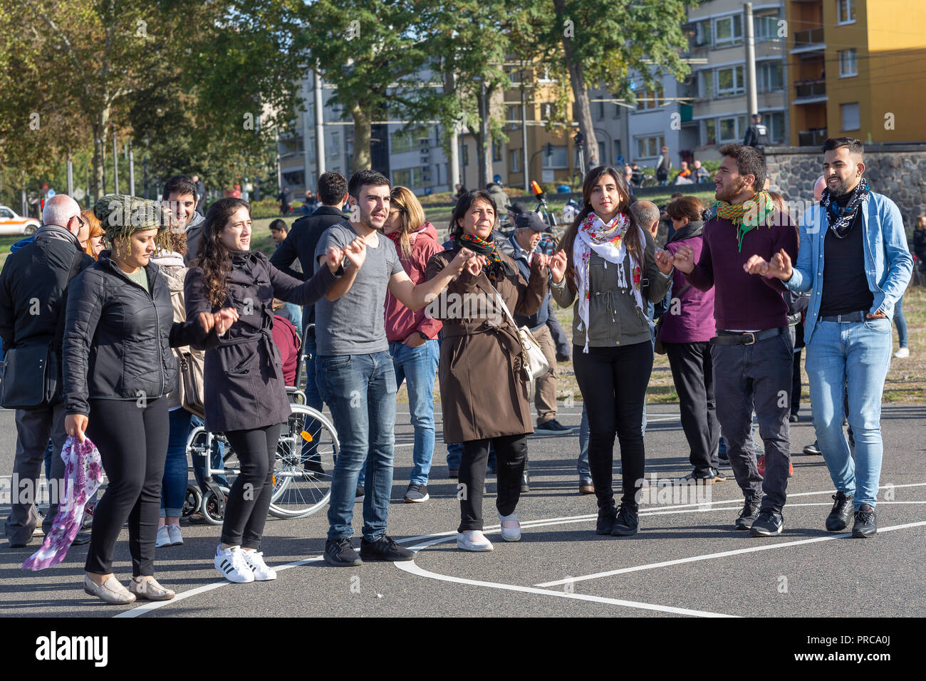 Mehrere tausend Gegner des türkischen Staatspräsidenten Recep Tayyip Erdogan sind am Samstag in Köln auf die Straße gegangen. Viele von ihnen versamme Stock Photo