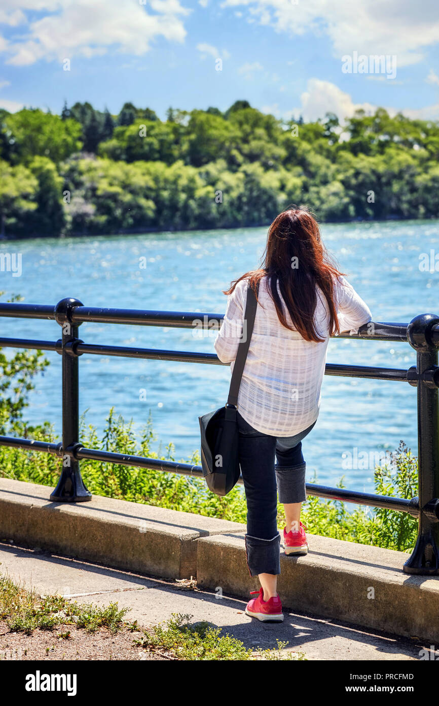 Facing back hi res stock photography and images Alamy