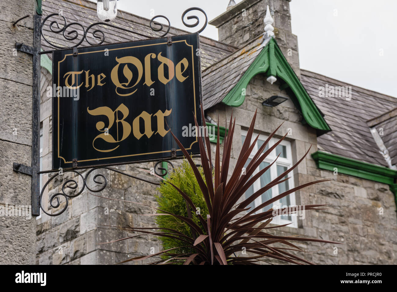 Sign on the outside wall of an Irish pub saying 'The Olde Bar' Stock Photo