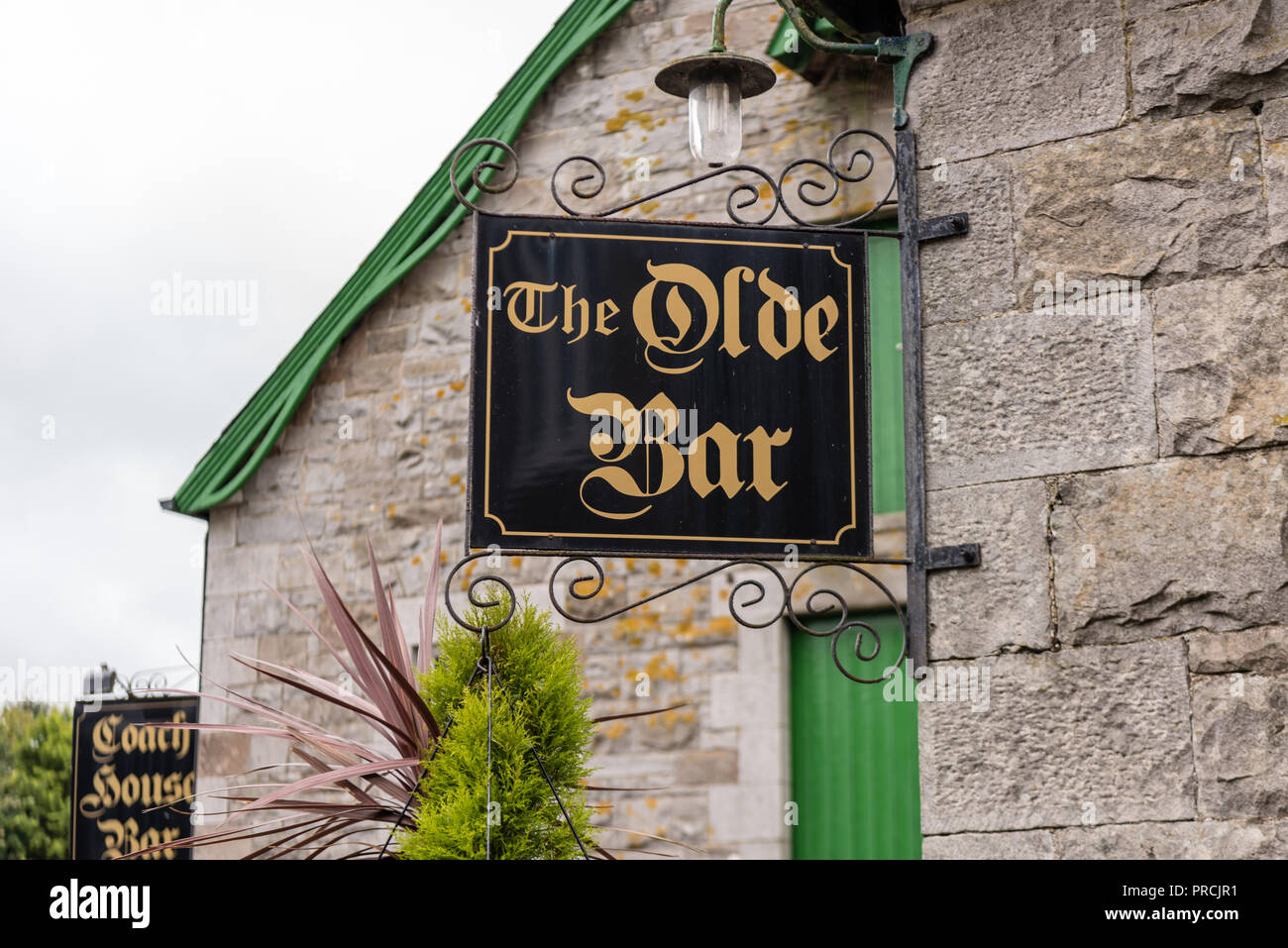 Sign on the outside wall of an Irish pub saying 'The Olde Bar' Stock Photo