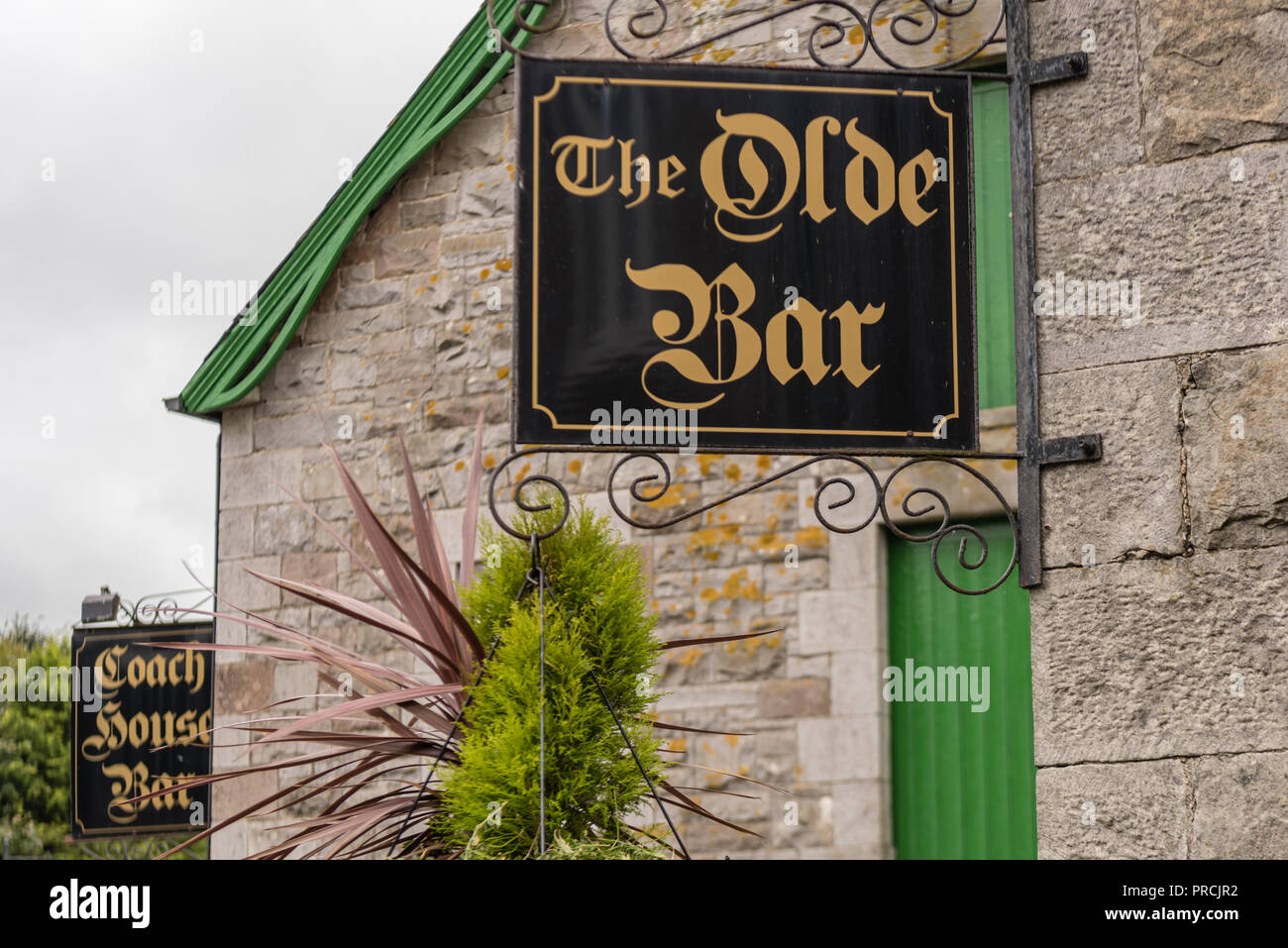 Sign on the outside wall of an Irish pub saying 'The Olde Bar' Stock Photo