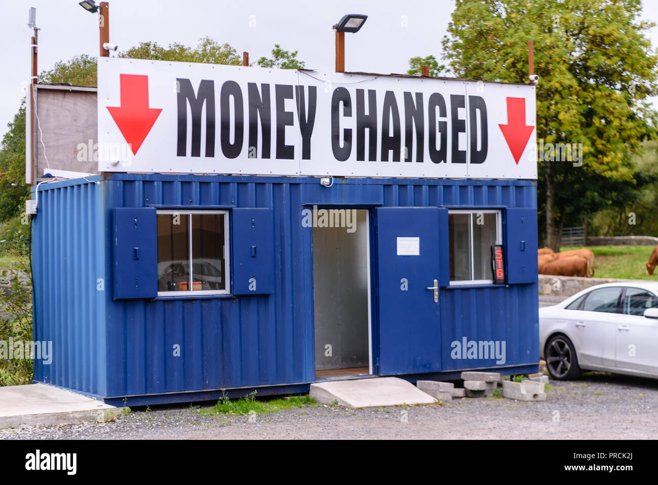 Foreign Exchange on the Northern Irish border between Northern Ireland and the Republic of Ireland, to exchange between British Pounds and EU Euros. Stock Photo