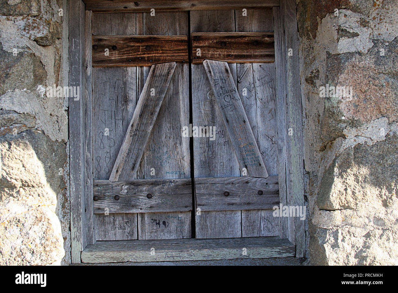 Blue shutters stone cottage hi-res stock photography and images - Alamy