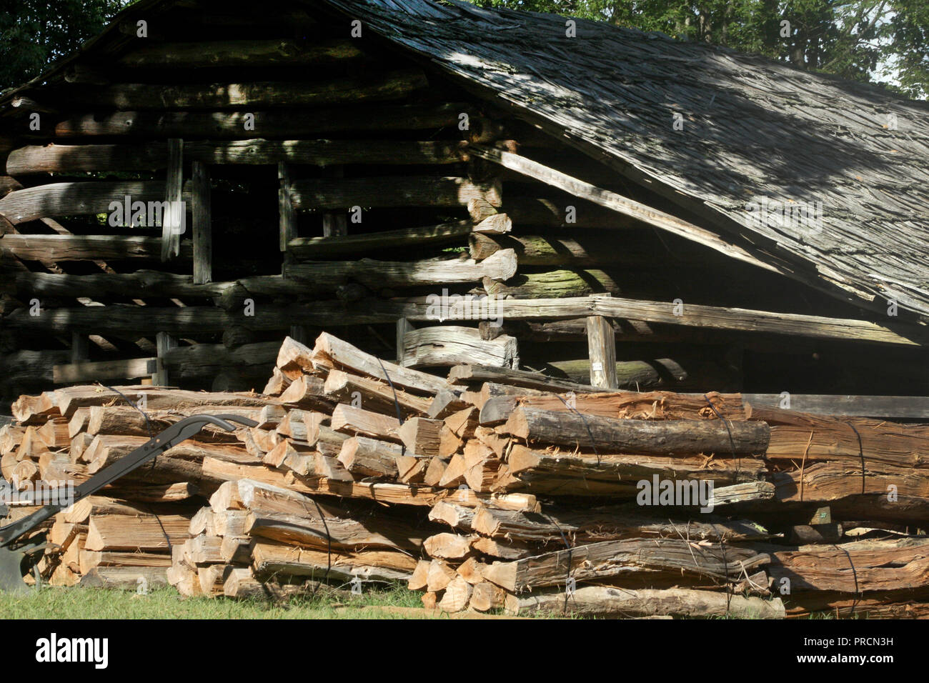 Old log storage shed in Virginia's Blue Ridge Parkway, USA. Johnson Farm, 1930. Stock Photo