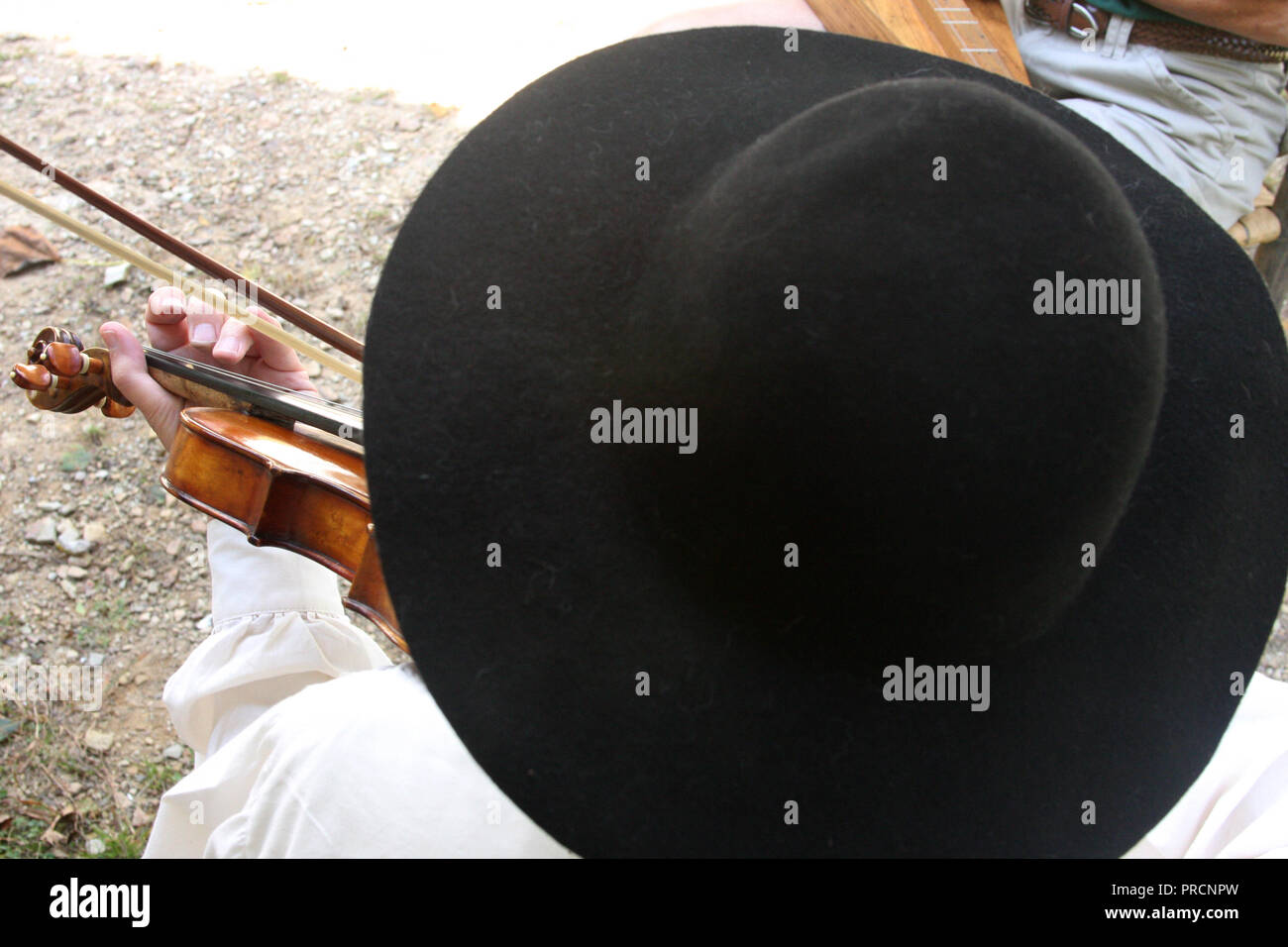 Man playing violin dressed in old traditional American (colonial ...