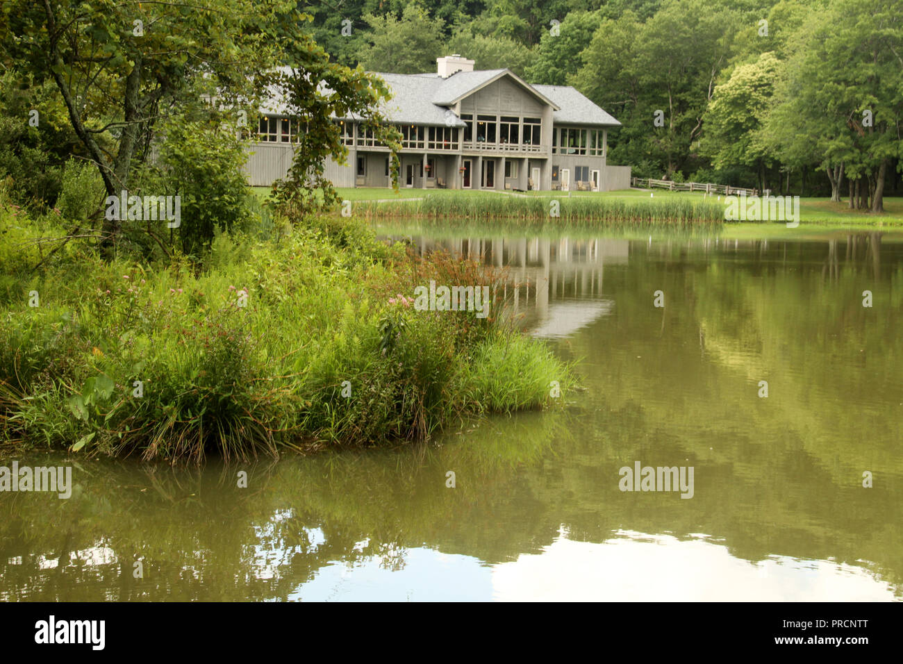 Peaks of Otter lodge at Abbott Lake in Virginia's Blue Ridge Mountains, USA Stock Photo