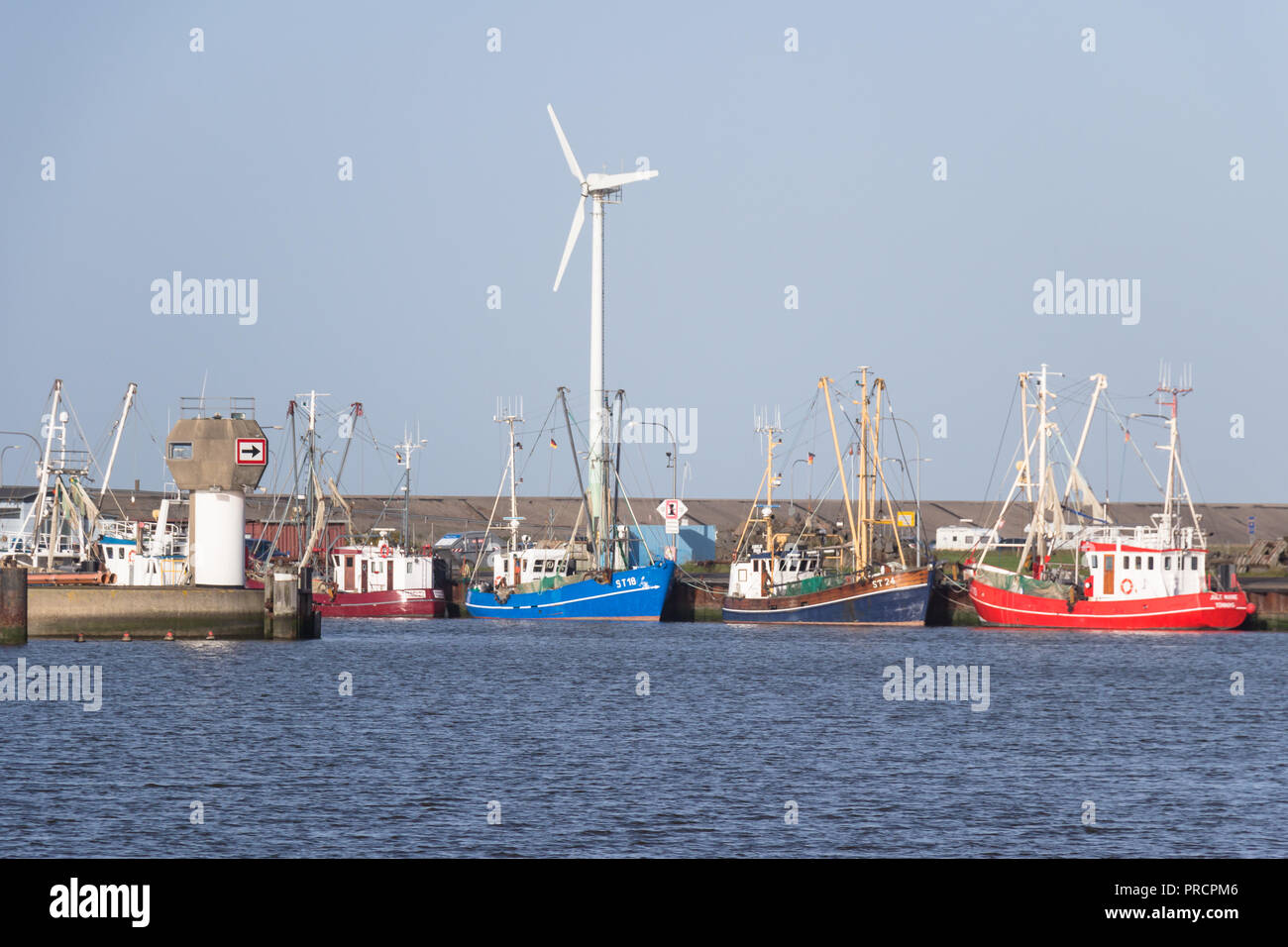 Shrimp trawler fishing in sunset hi-res stock photography and images ...