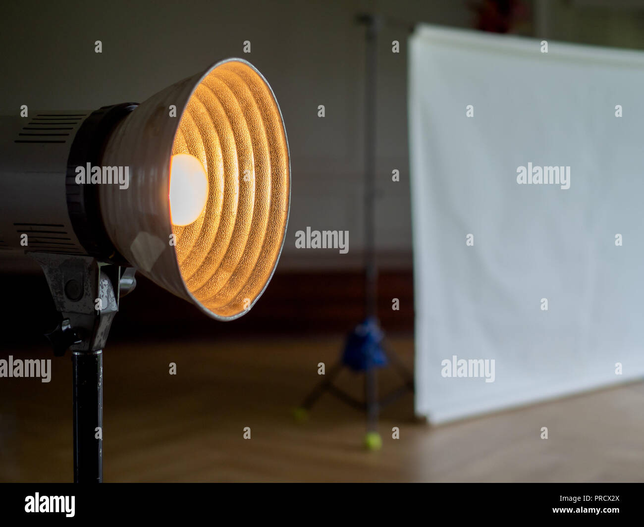 Studio light and white backdrop setup Stock Photo Alamy